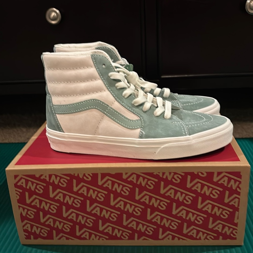 VANS Sk8-Hi Pig Suede Shoe size 8 brand new